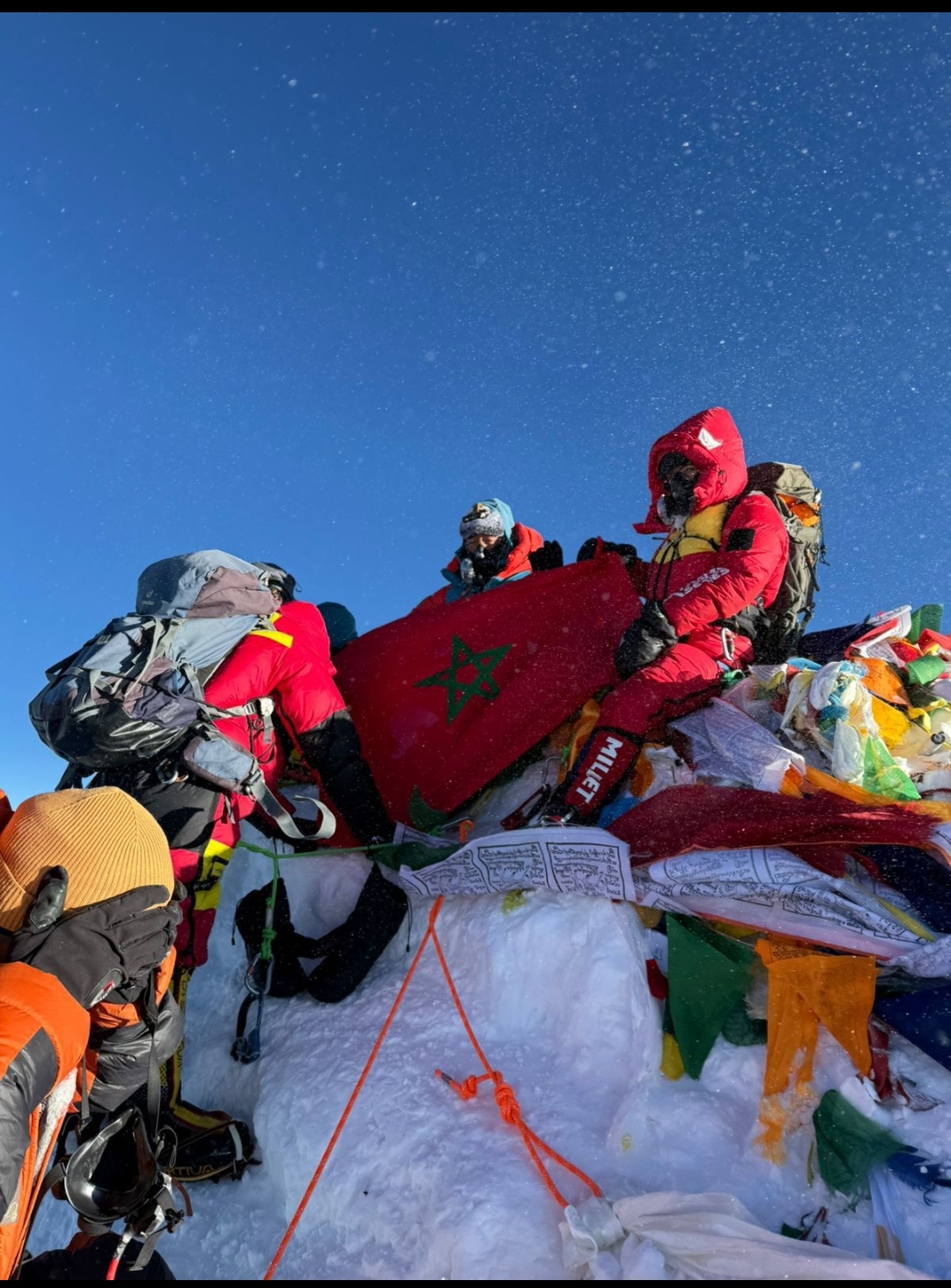 المغربية هند زمامة… متسلقة جبال مغربية تعانق القمم بإصرار و شغف