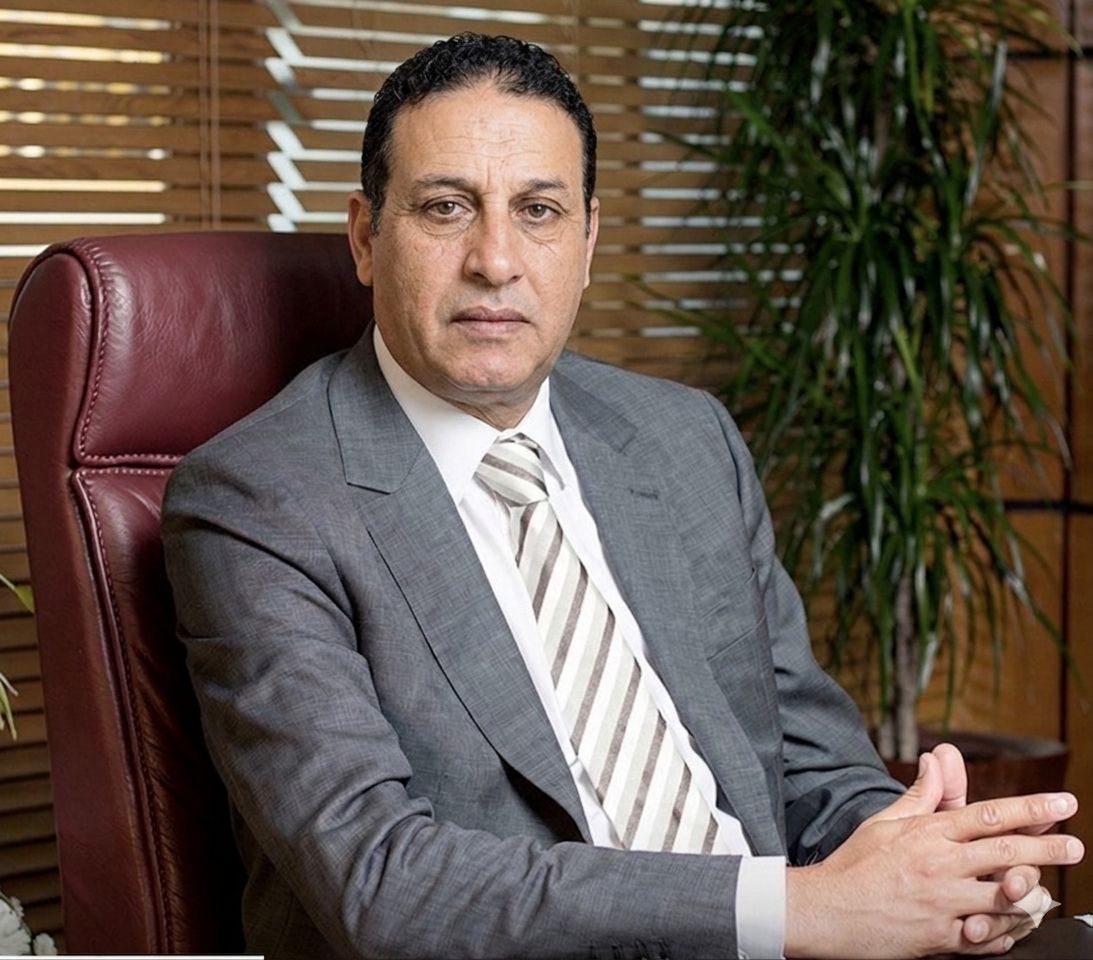 الأستاذ الجامعي أحد أعمدة النخبة الفكرية، وفاعلًا مركزيًا في إنتاج الشرعية العلمية والسياسية. 